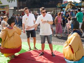 Erfolgreiche Sumo-Aktion beim Singener Stadtfest für Verein „Kinderchancen“